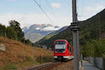 An der Matterhorn-Gotthard Bahn MGB: Ein  Orion -Zug (302) im Abstieg von Stalden zum Talboden passiert eine für Bremsversuche eingerichtete Stelle.